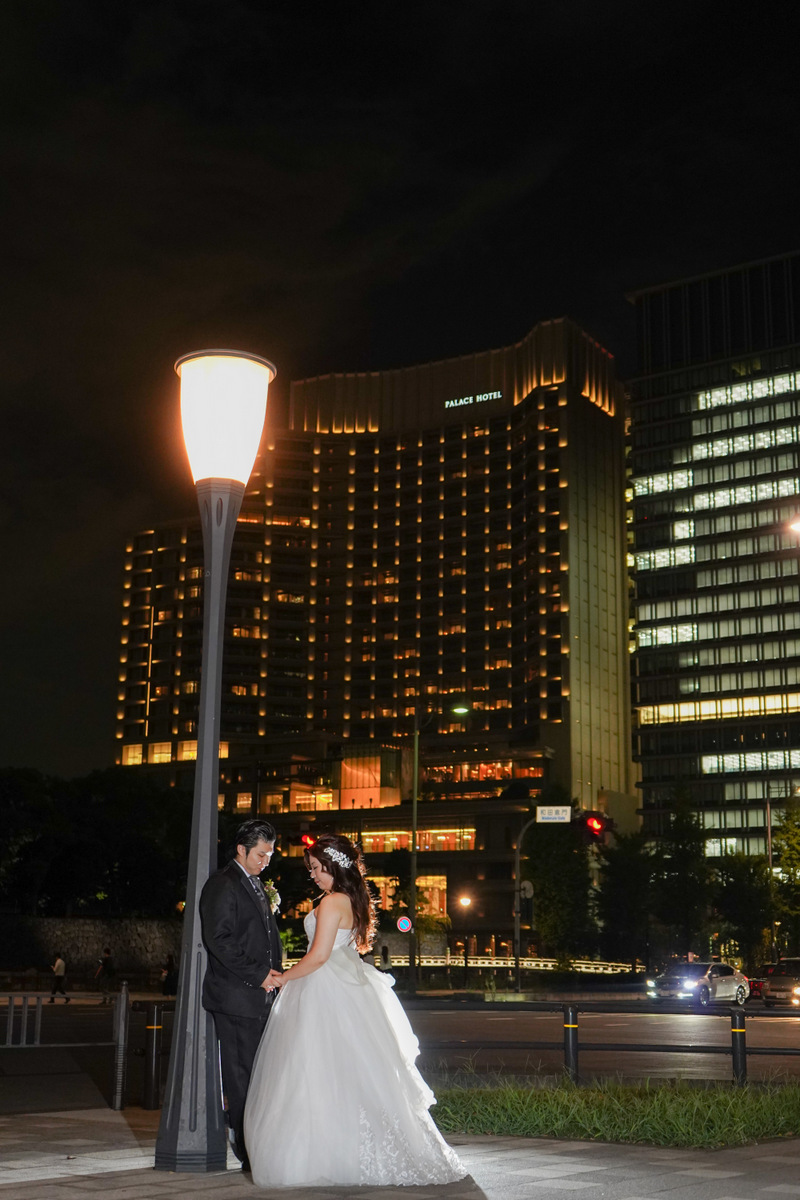 パレスホテルの前で