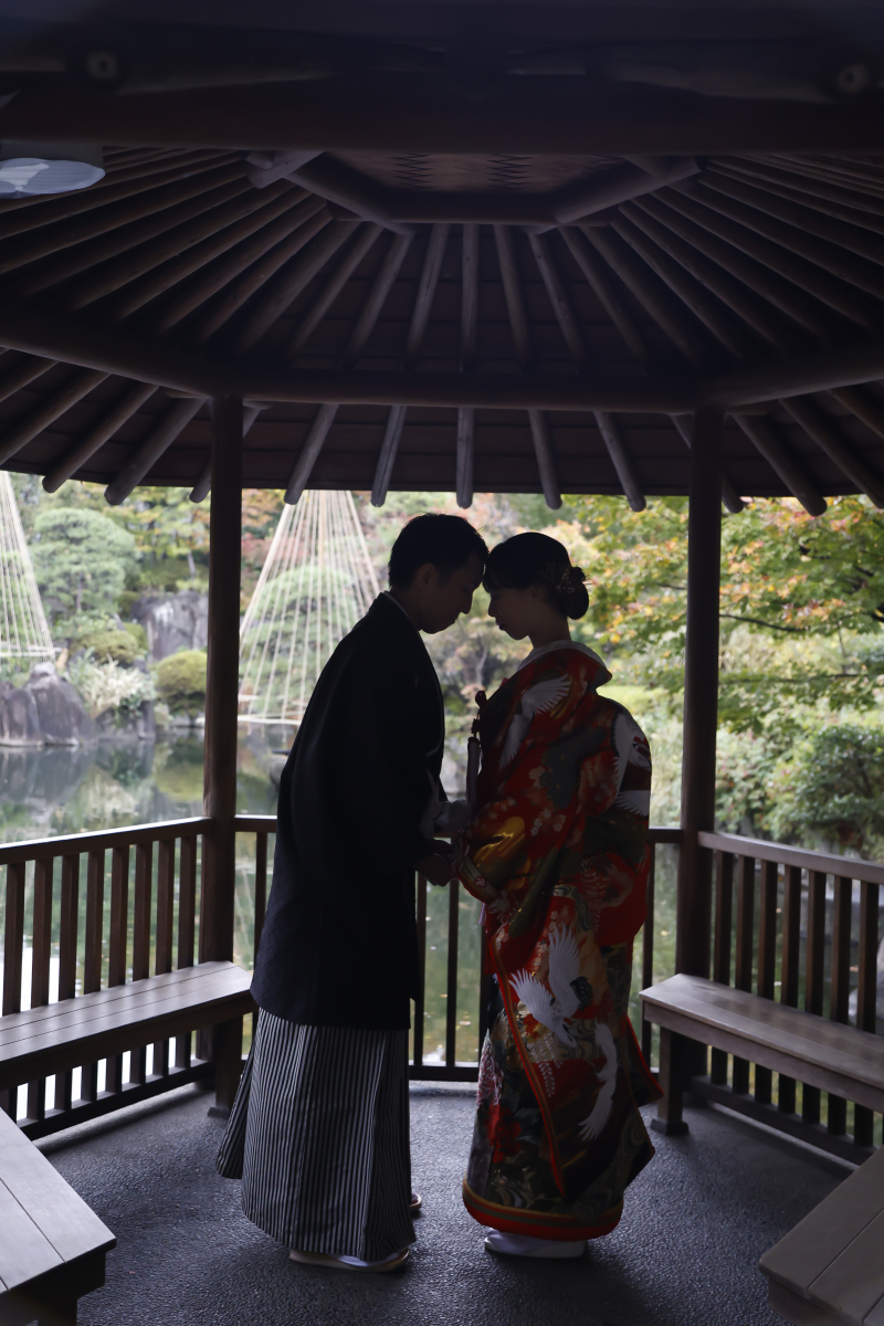 手を取り合って