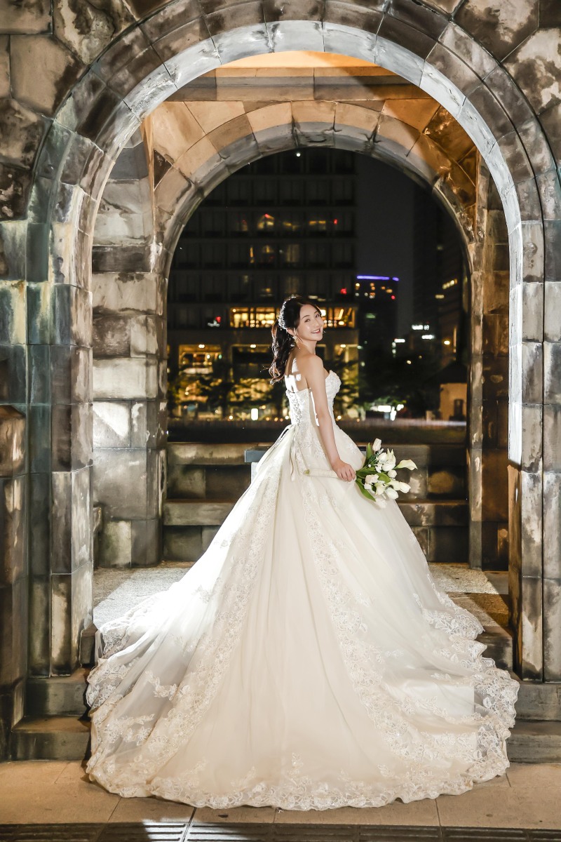 アーチに包まれた花嫁