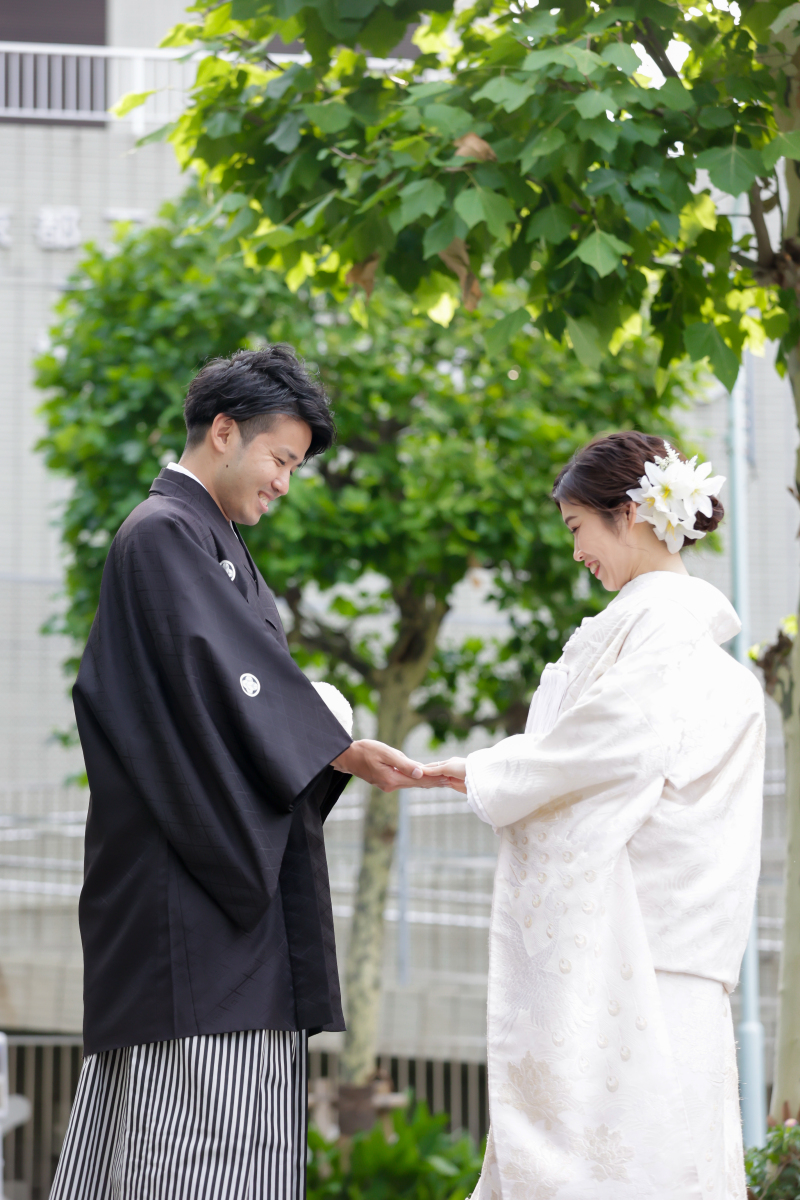 手を取り合って。