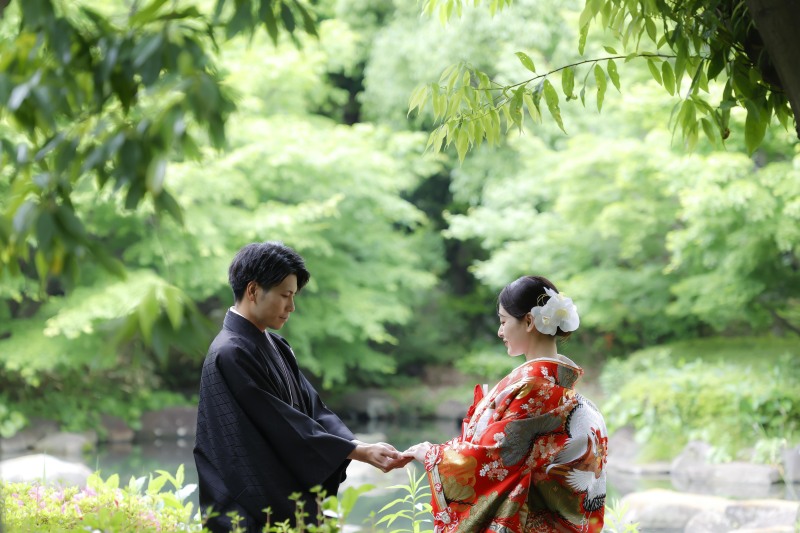 手を取りあって