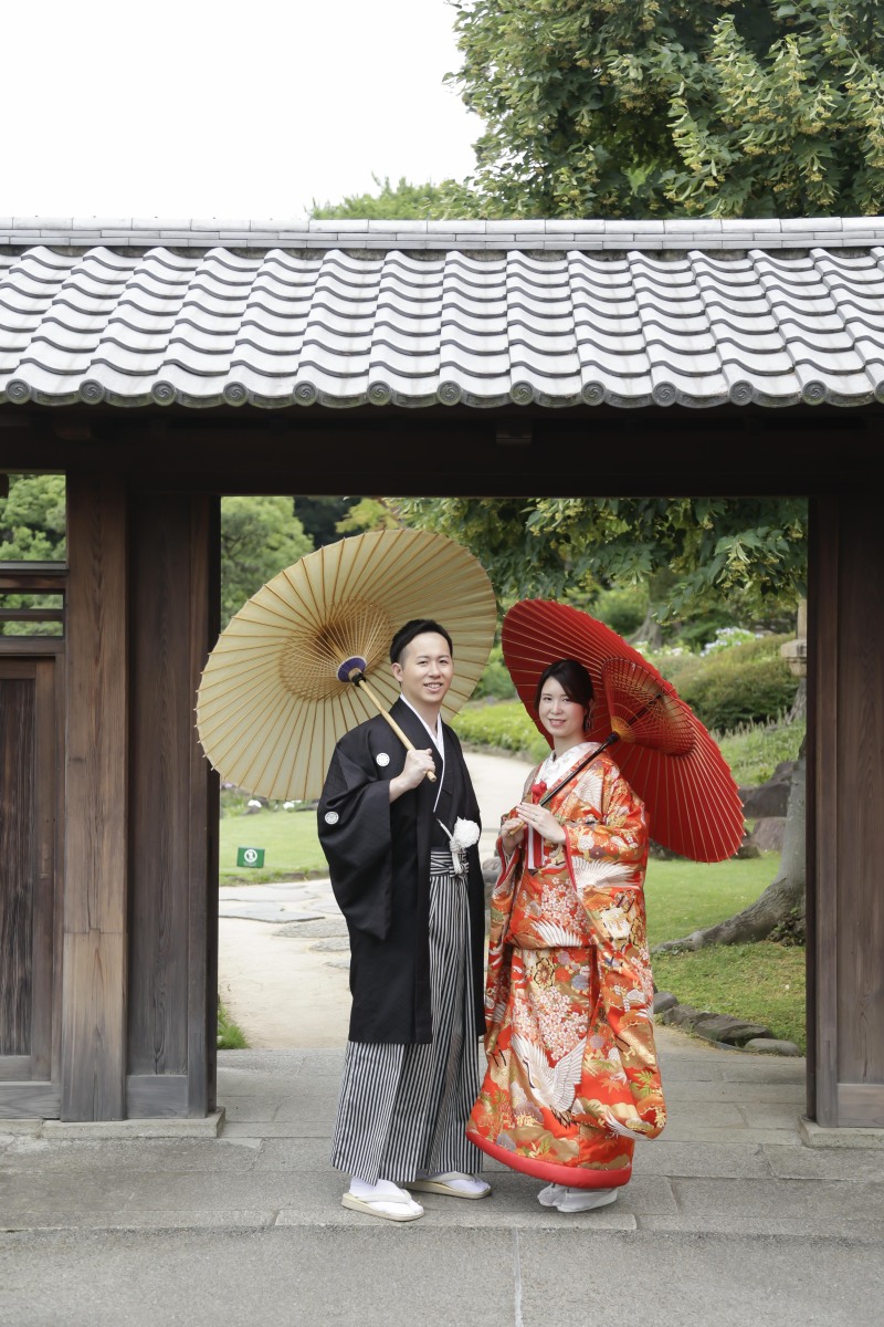 屋根越しに切り取る和の情景