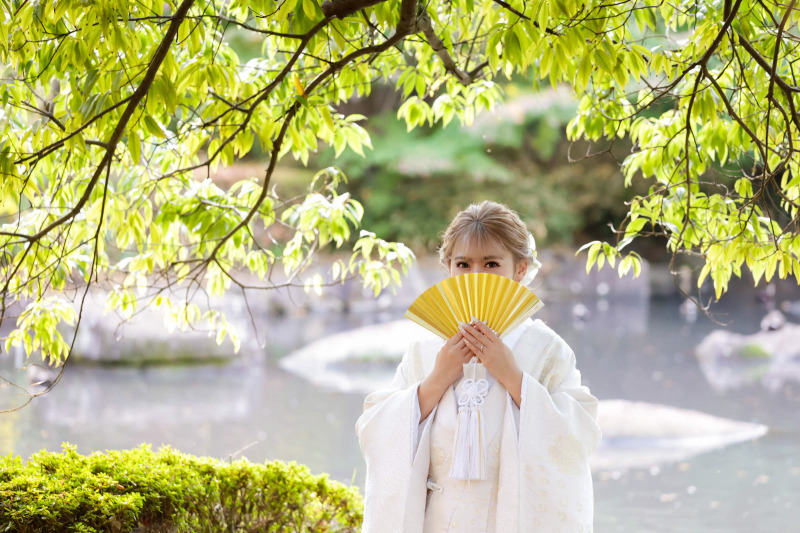扇子で口元隠しポーズ