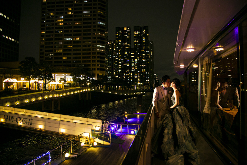 披露宴後のロマンティックなシーンも