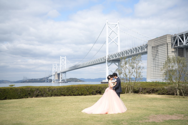 瀬戸大橋をバックに。
