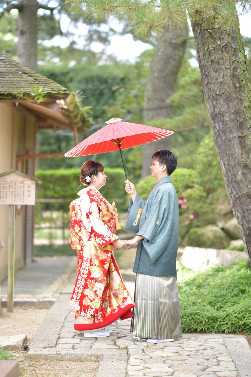 赤い傘で向かい合って