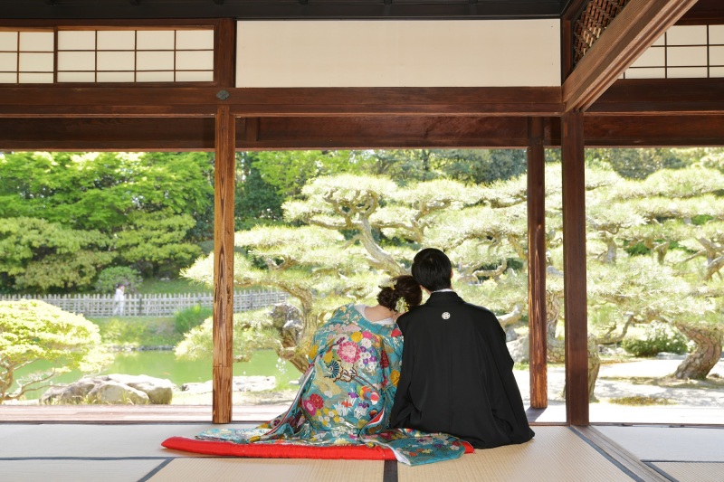 新郎様の肩に…