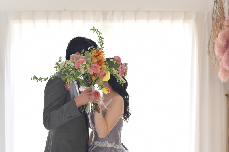 ブーケで顔隠し