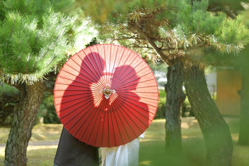 赤い傘でシルエット