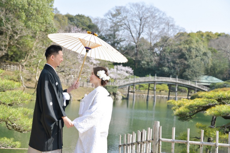 偃月橋をバックに