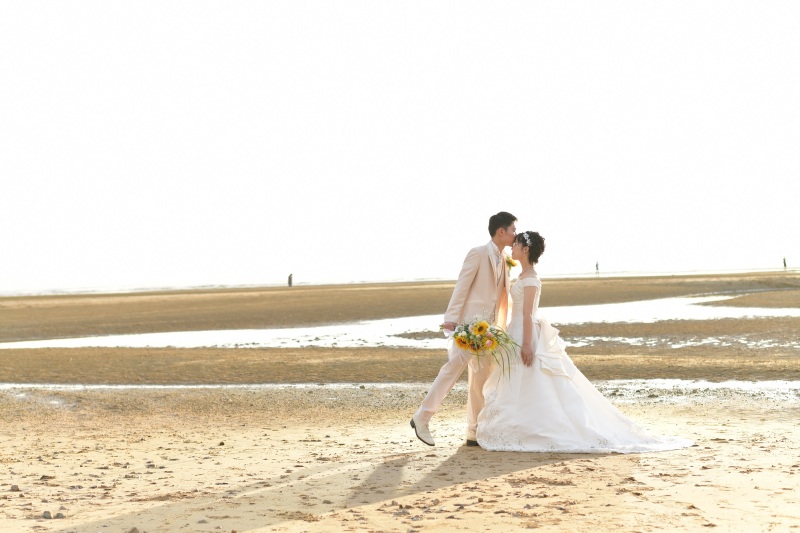 カットレースのオフショルダードレス