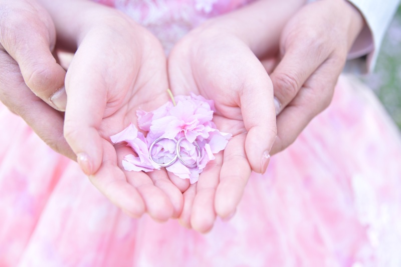 ピンクのドレスと桜の花びら