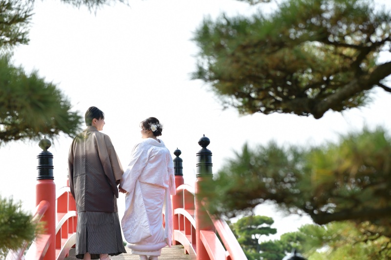 橋の上で見つめあって