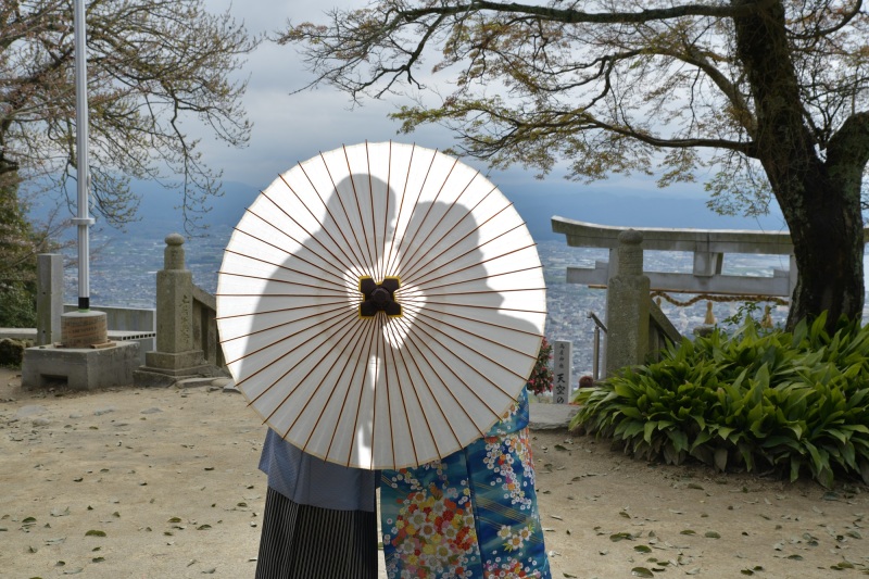 番傘でシルエット