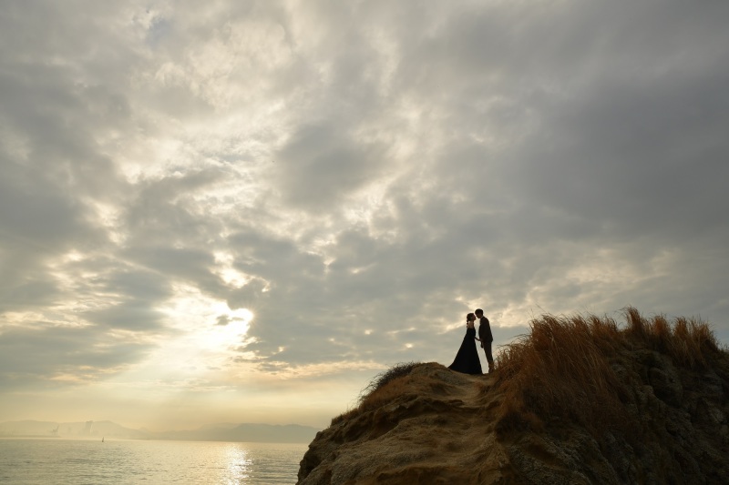 ドレスは岩場で