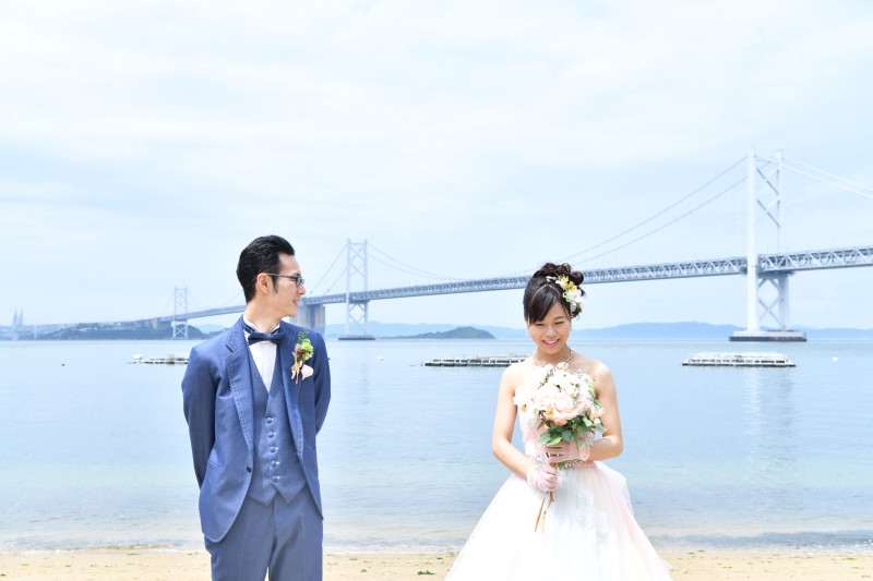 海をバックに。