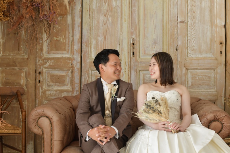 座って話しながら