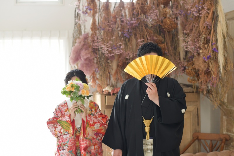 扇子とブーケで顔隠し