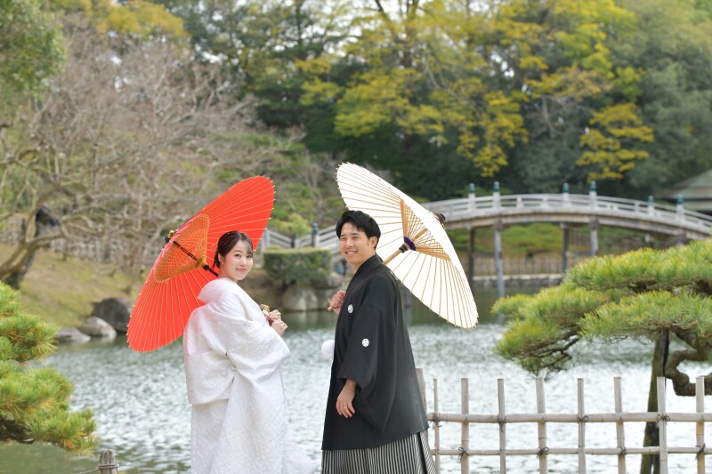 偃月橋を背景に