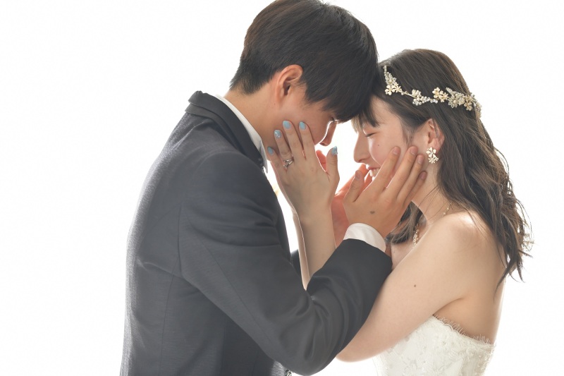 顔を近づけて...