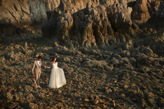 干潮になれば出てくる岩場に岩と二人だけの贅沢な非日常の空間を表現しました