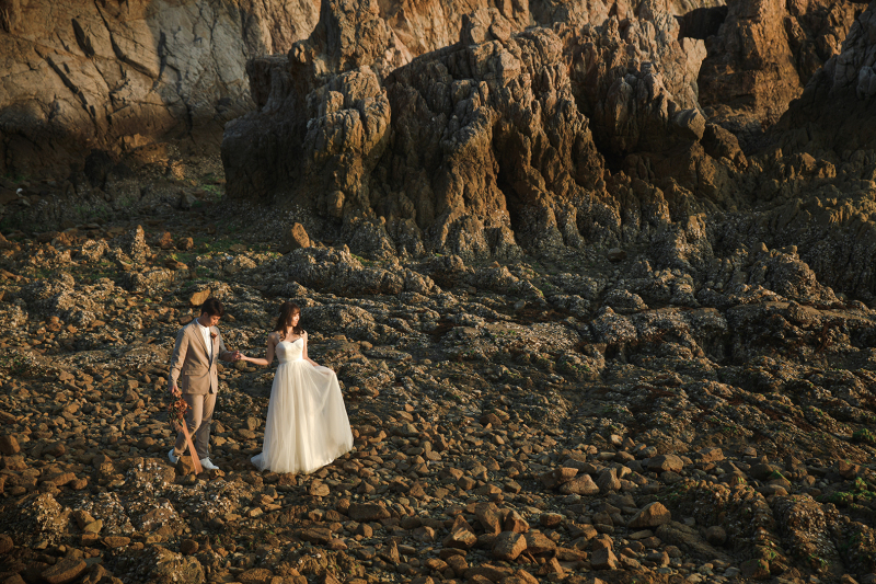 干潮になれば出てくる岩場に岩と二人だけの贅沢な非日常の空間を表現しました