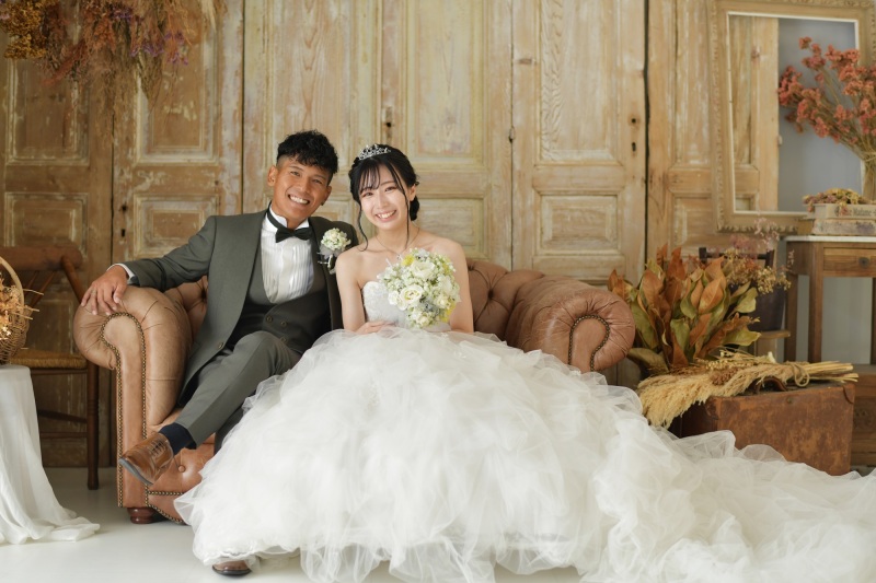 まるで結婚式当日の、高砂に座ってお話をしているかのような写真をイメージしました。