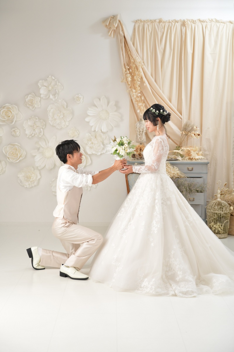 ドレス2着スタジオプラン「ドレス2点(W&C)+タキシード1点・データ100カット・家族写真2カット」