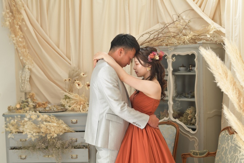 ドレス2着スタジオプラン「ドレス2点(W&C)+タキシード1点・データ100カット・家族写真2カット」