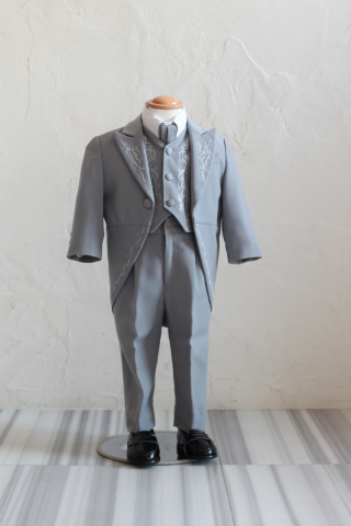 刺繍入りグレーエンビ服