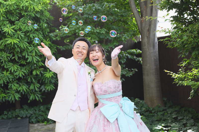 2人で歩まれる人生のように虹色に輝<しゃぼん玉と