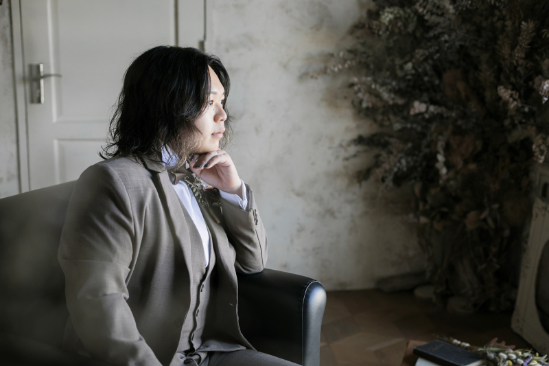 シックな雰囲気が素敵なご新郎様のソロショット!