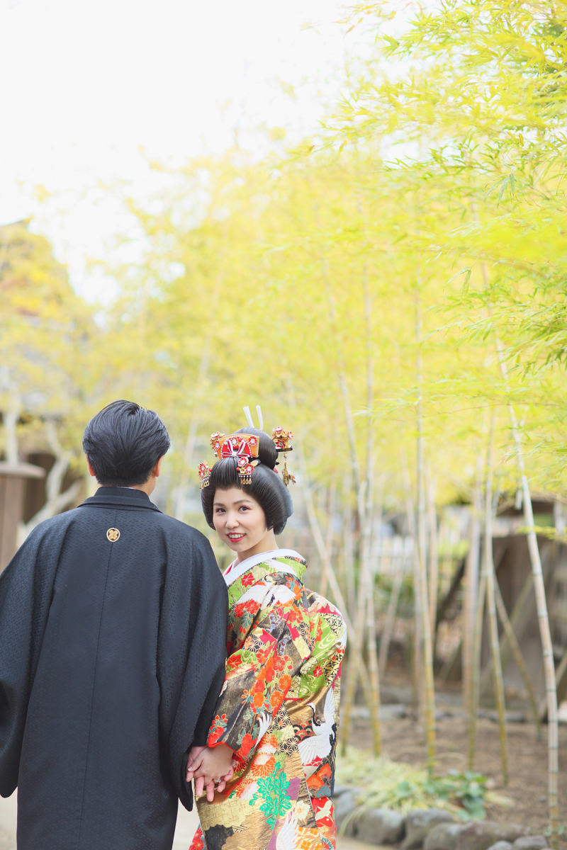 ご新婦様の笑顔が印象的な振り返りポーズ