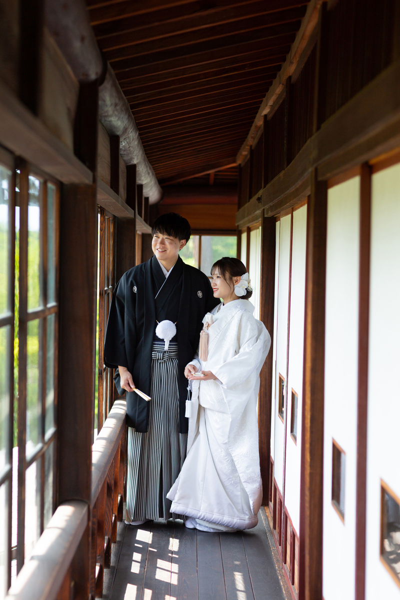 黒紋付と白無垢で清楚な仕上がりですね