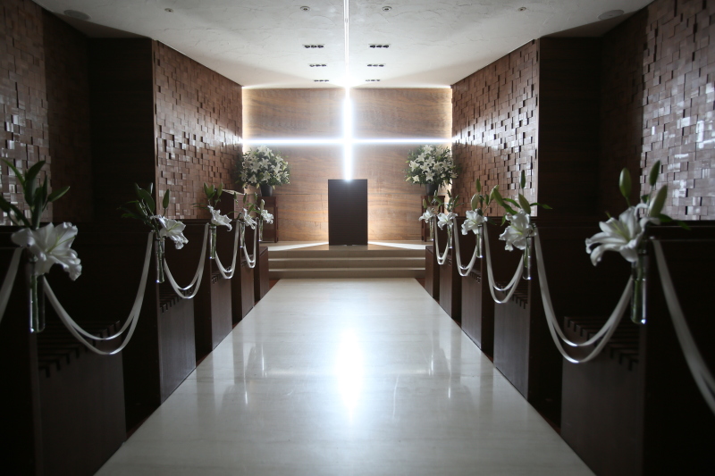 光の十字架の御前で誓う愛!