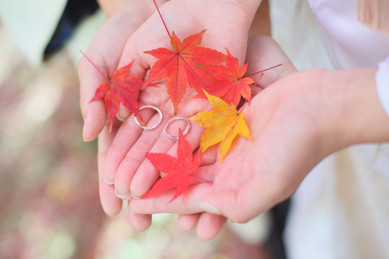 永遠の愛を誓った指輪を紅葉と共に・・・