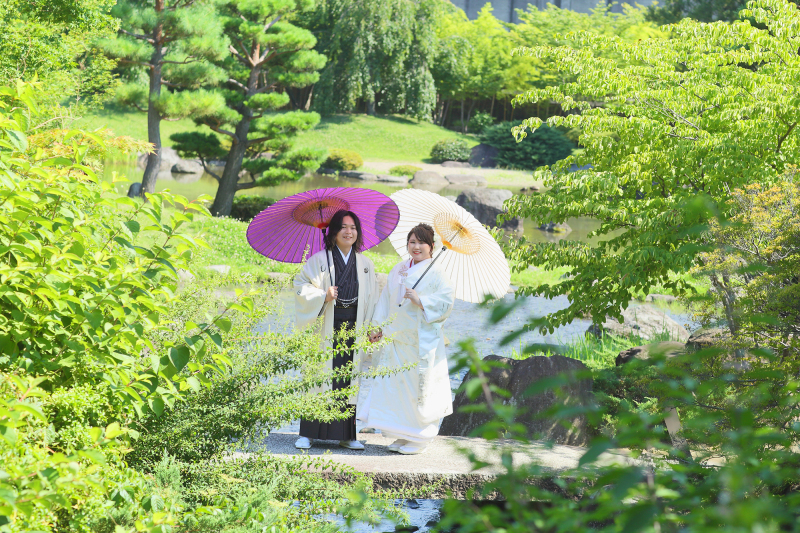 緑が美しい中での手繋ぎショット