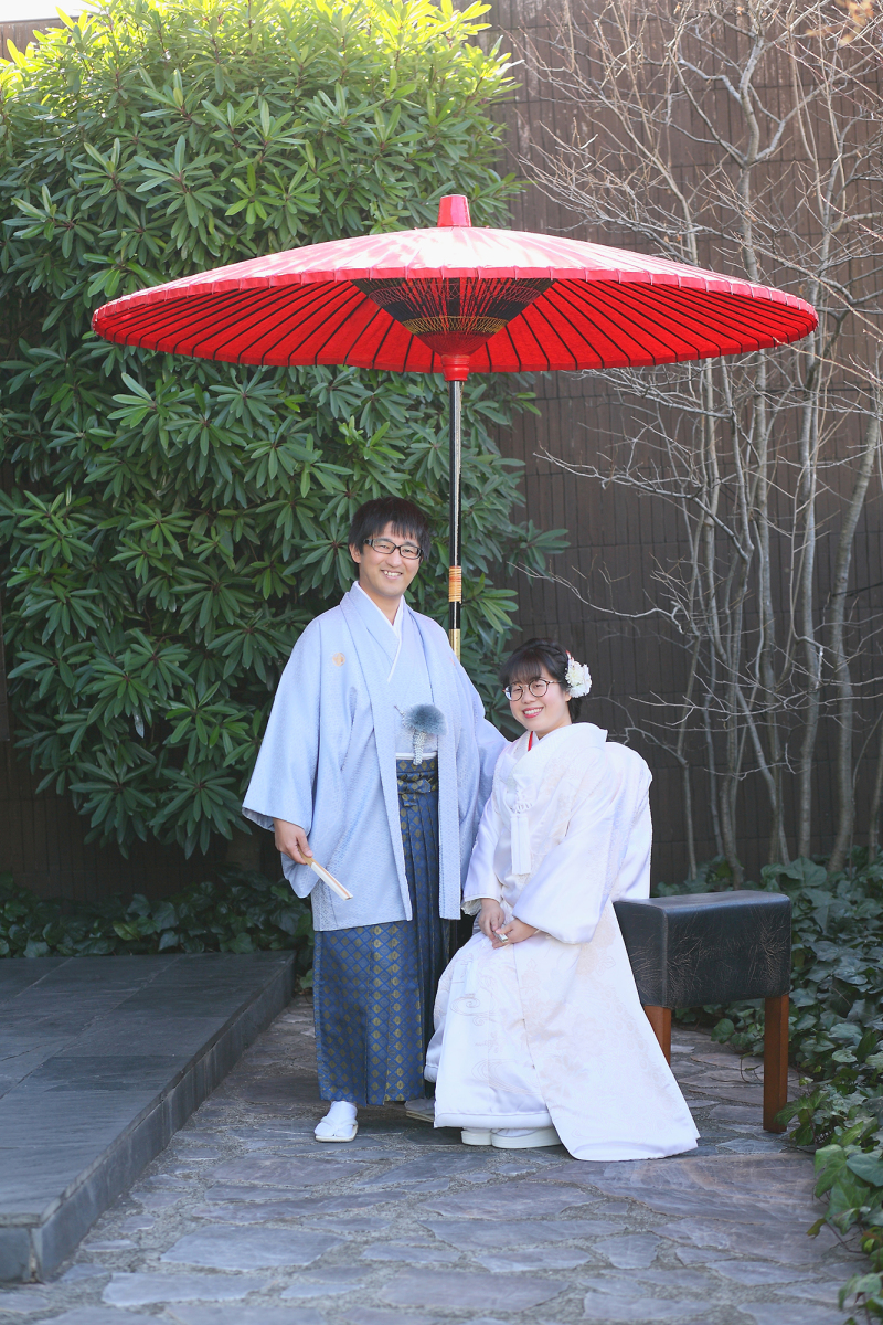 赤い野点傘の下で、笑顔がステキな1枚です