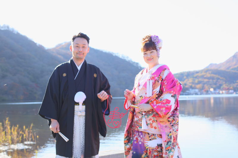 穏やかな湖面と山々を背景に