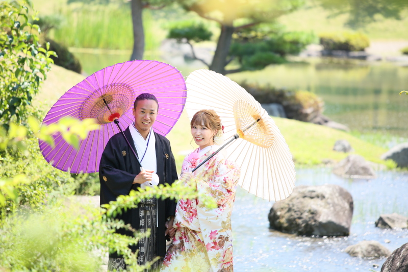明るい日差しを充分に取り入れて、水面がキラキラ輝くように撮影いたしました。優しい笑顔が映えるお写真を届けできて嬉しく思います。