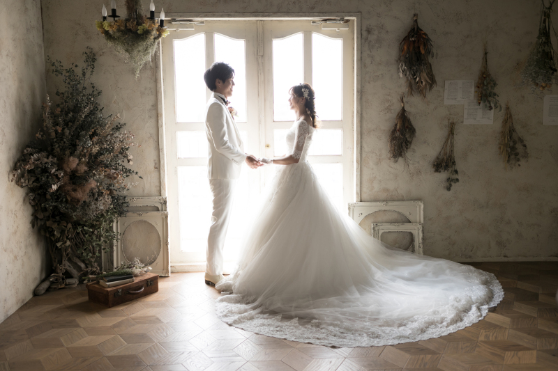 【アンティーク撮影】での1枚です。クラシックなトーンに柔らかな光をまとわせました。シックになり過ぎない、優しい雰囲気を大切にしました。