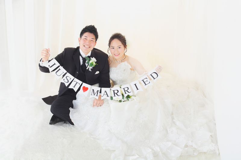 【スタジオ撮影】での1枚です。お2人の自然な笑顔がステキなお写真です。笑い声溢れる楽しい撮影でした。