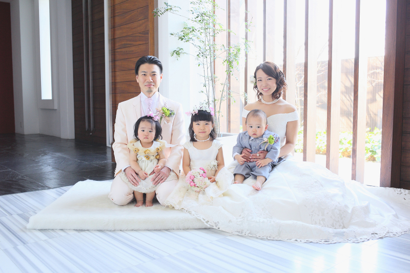 【お子様と一緒にファミリーフォト♡】まだ間に合う年内撮影！チャペル＆自然光スタジオ｜洋装1着｜台紙付き写真2枚｜お子様衣裳無料☆