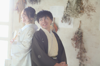 クラシカルなスタジオと柔らかな光に包まれたスタジオにて趣きの異なる写真を撮影！和装衣裳全品無料！美肌加工＆セルフフォトタイム付