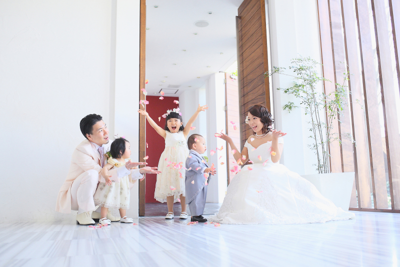 【お子様と一緒にファミリーフォト♡】まだ間に合う年内撮影！チャペル＆自然光スタジオ｜洋装1着｜台紙付き写真2枚｜お子様衣裳無料☆