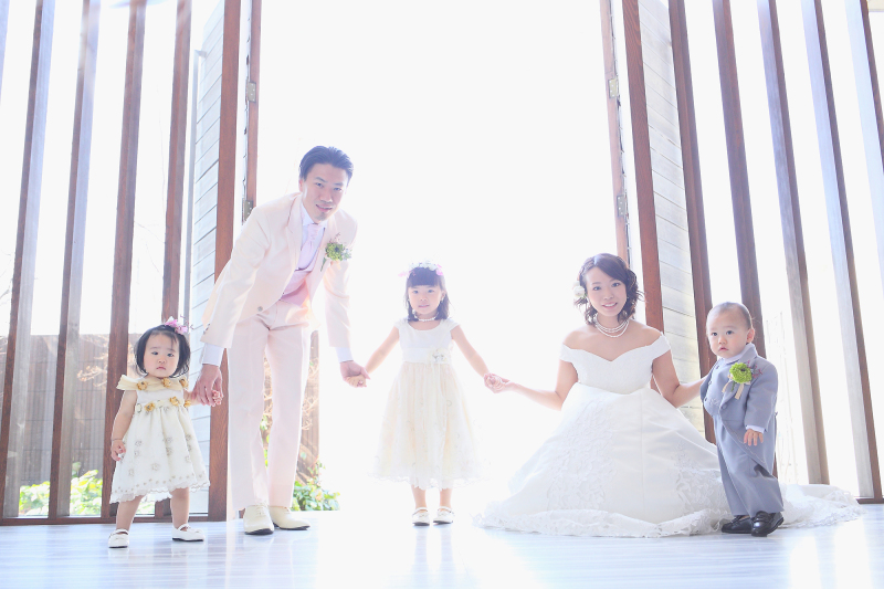 【お子様と一緒にファミリーフォト♡】まだ間に合う年内撮影！チャペル＆自然光スタジオ｜洋装1着｜台紙付き写真2枚｜お子様衣裳無料☆