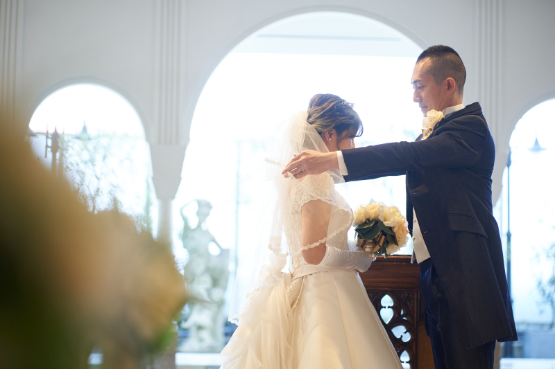 結婚式を挙げているような