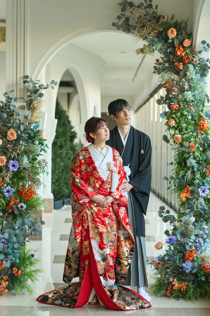 花々に囲まれた和装フォト