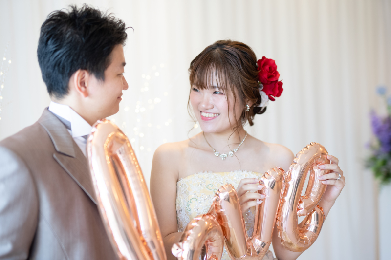 「LOVE」を手に見つめ合って