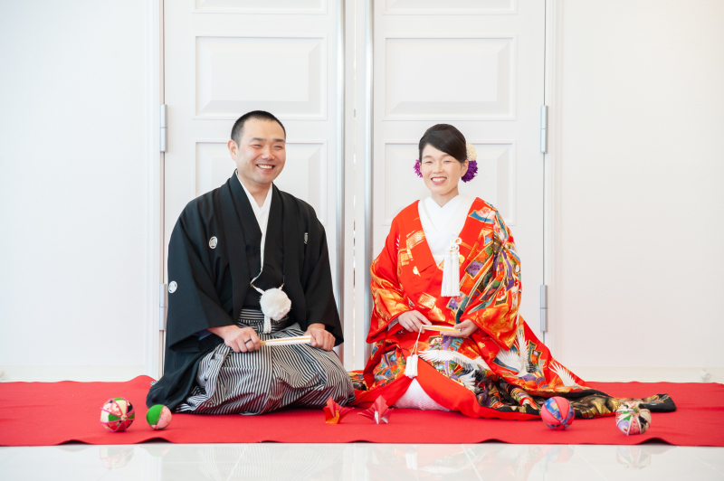 赤い絨毯の上で